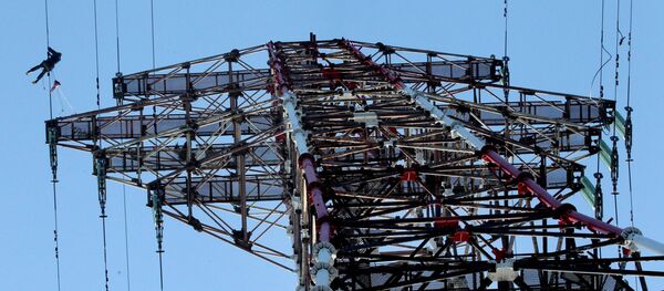 Ремонт линии электропередач с материка на остров Русский в Приморском крае Ремонт линии электропередач с материка на остров Русский в Приморском крае - Sputnik Lietuva