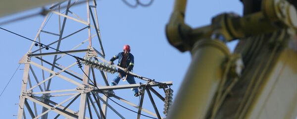 Проведение высотных монтажных работ на ЛЭП ОАО Янтарьэнерго, архивное фото - Sputnik Литва
