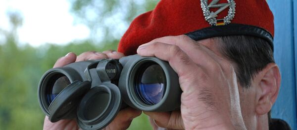 Немецкий солдат следит за условным противником Немецкий солдат следит за условным противником - Sputnik Литва