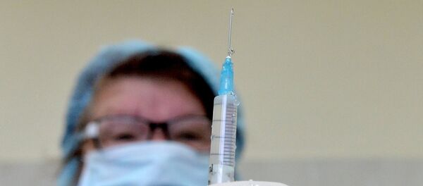 Медсестра готовит шприц для укола - Sputnik Литва