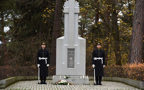 Kariai prie paminklo Žuvusiems už tėvynę - Sputnik Lietuva