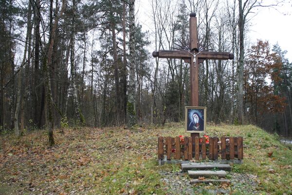 Деревянный крест на окраине деревни - Sputnik Литва