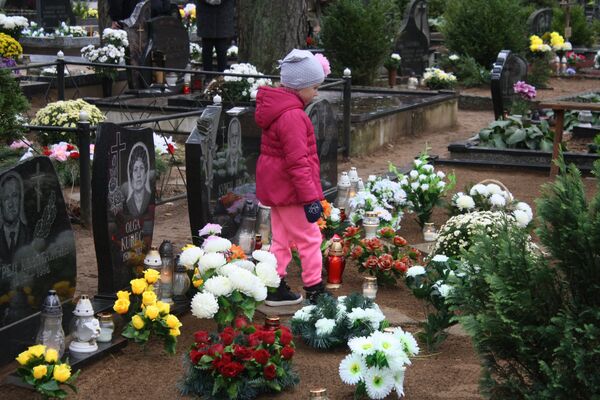 В День всех святых жители Литвы приводят на кладбища своих детей и рассказывают им об усопших родственниках - Sputnik Литва