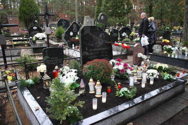 Могилы родных приводят в порядок накануне Дня всех святых - Sputnik Литва