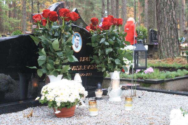 Памятники и захоронения украшают букетами цветов - Sputnik Литва