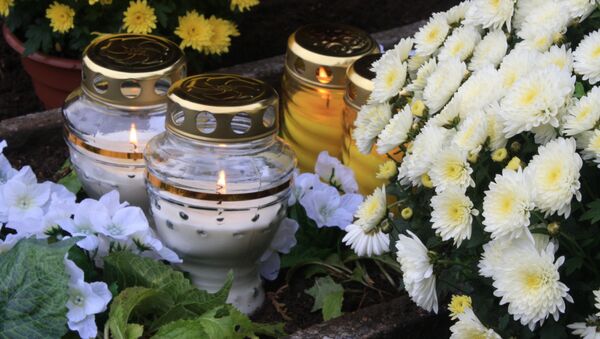 Свечи и букеты морозоустойчивых хризантем - самый ходовой товар накануне Дня всех святых - Sputnik Литва