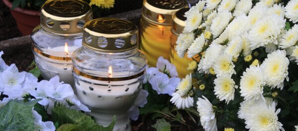 Свечи и букеты морозоустойчивых хризантем - самый ходовой товар накануне Дня всех святых Свечи и букеты морозоустойчивых хризантем - самый ходовой товар накануне Дня всех святых - Sputnik Литва