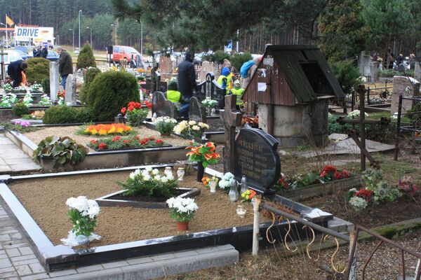 Колодец при входе на кладбище в Григишкес - Sputnik Литва