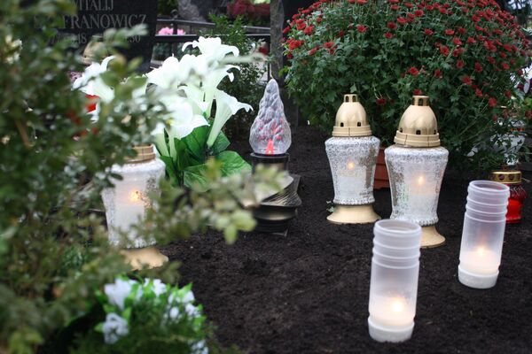 Ночью в День всех святых кладбище освещают тысячи свечей - Sputnik Литва