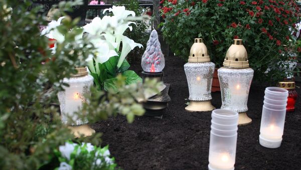 Ночью в День всех святых кладбище освещают тысячи свечей - Sputnik Lietuva