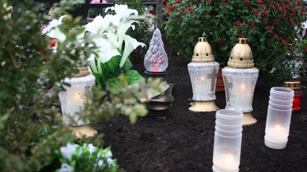 Ночью в День всех святых кладбище освещают тысячи свечей - Sputnik Lietuva