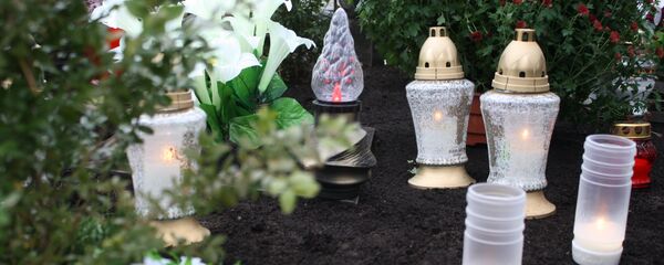 Ночью в День всех святых кладбище освещают тысячи свечей - Sputnik Литва