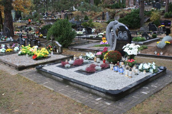 За чистотой и порядком на кладбищах следят муниципальные власти - Sputnik Литва