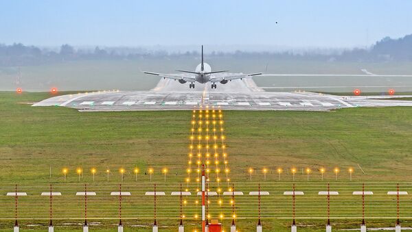 Самолет на посадочной полосе вильнюсского аэропорта - Sputnik Lietuva