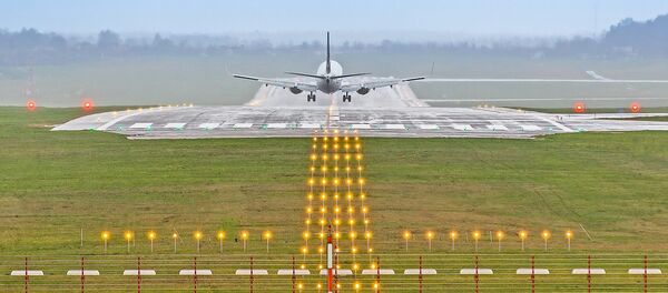 Самолет на посадочной полосе вильнюсского аэропорта - Sputnik Литва