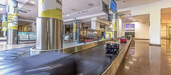 Прием багажа внутри вильнюсского аэропорта - Sputnik Литва