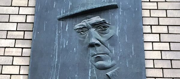 Памятная табличка на доме, где проживал Юргис Балтрушайтис - Sputnik Литва