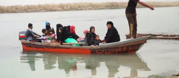 Беженцы из Мосула на лодках переправились через реку Тигр - Sputnik Литва