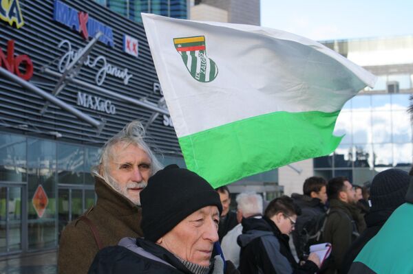 Болельщики с флагом ФК Жальгирис - Sputnik Литва