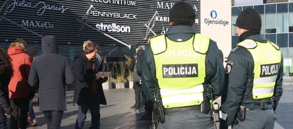 Полиция следит за порядком во время проведения митинга Полиция следит за порядком во время проведения митинга - Sputnik Литва