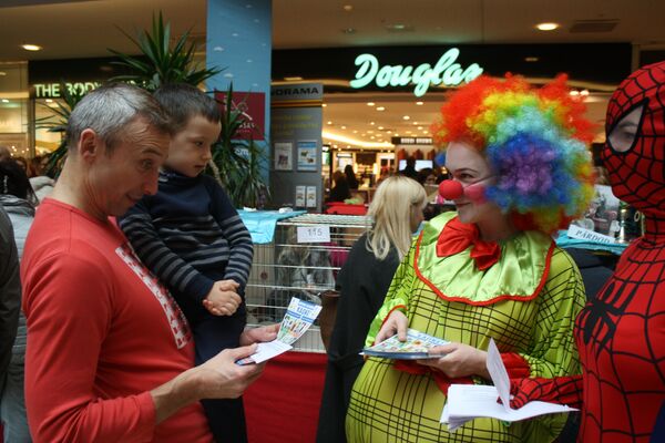 В фойе торгового центра детей развлекают клоуны - Sputnik Литва