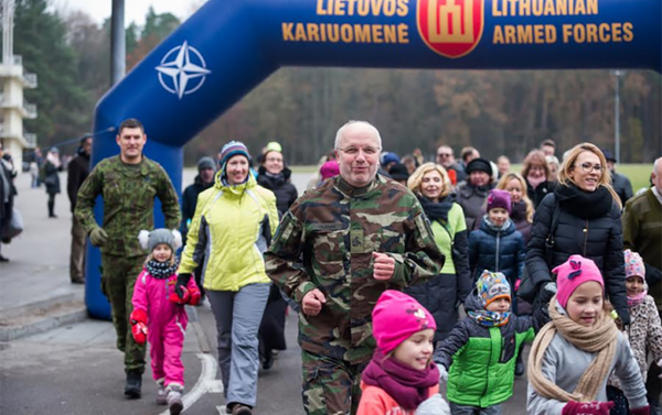 Министр обороны Юуозас Олекас на марафоне In Memoriam - Sputnik Литва
