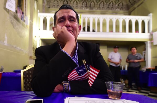 Мужчина плачет после того, как увидел предварительные результаты выборов в США - Sputnik Литва