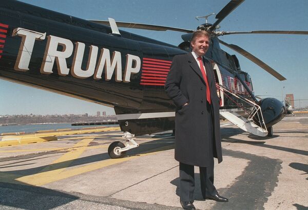 В марте 1988 года Дональд Трамп рядом с одним из трех своих вертолетов марки Sikorsky В марте 1988 года Дональд Трамп рядом с одним из трех своих вертолетов марки Sikorsky - Sputnik Lietuva