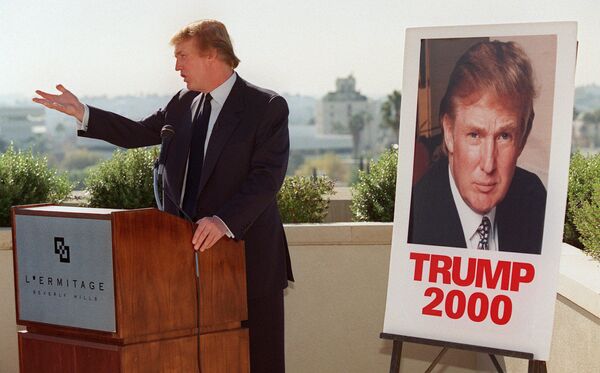 Миллиардер Дональд Трамп общается со СМИ в Беверли-Хиллз 6 декабря 1999 года Миллиардер Дональд Трамп общается со СМИ в Беверли-Хиллз 6 декабря 1999 года - Sputnik Lietuva