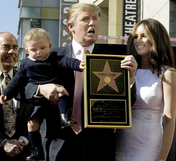 Дональд, Меланья и их сын Бэррон Трамп фотографируется с именной звездой на голливудской аллее славы 16 января 2007 года Дональд, Меланья и их сын Бэррон Трамп фотографируется с именной звездой на голливудской аллее славы 16 января 2007 года - Sputnik Lietuva