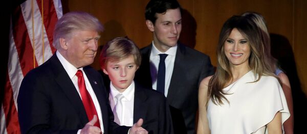 Меланья, Бэррон и Дональд Трамп приветствуют граждан США - Sputnik Литва