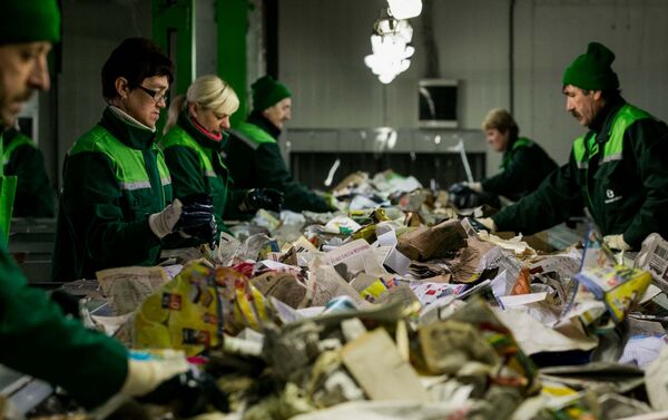 Работники вручную сортируют мусор - Sputnik Литва