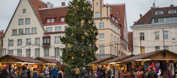 Рождественская ярмарка и главная ёлка страны на Ратушной площади Рождественская ярмарка и главная ёлка страны на Ратушной площади - Sputnik Литва