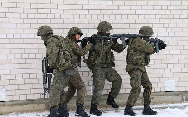 Lenkijos kariai treniruojasi treniruočių komplekse Mūšis mieste - Sputnik Lietuva