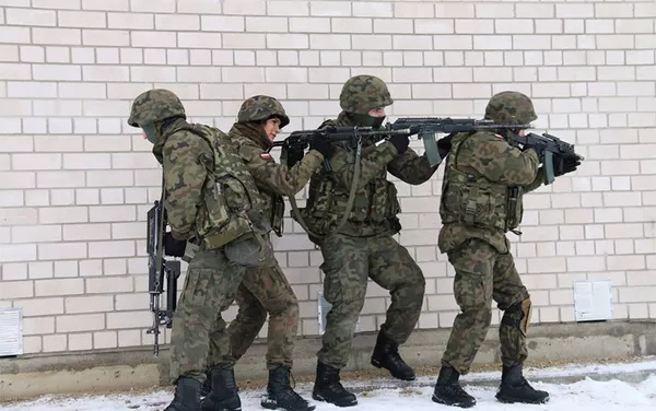 Lenkijos kariai treniruojasi treniruočių komplekse Mūšis mieste Lenkijos kariai treniruojasi treniruočių komplekse Mūšis mieste - Sputnik Lietuva