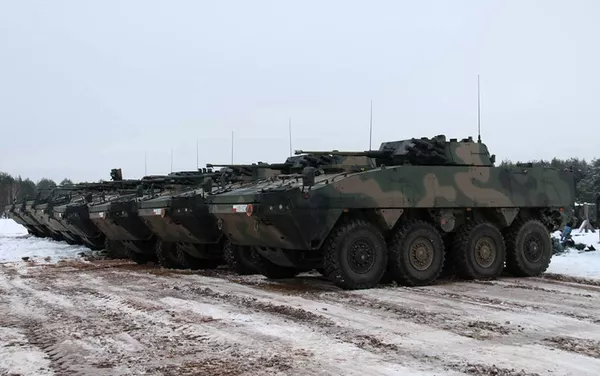 Lenkijos kariai pratyboms atsigabeno kelių modifikacijų šarvuočius ROSOMAK Lenkijos kariai pratyboms atsigabeno kelių modifikacijų šarvuočius ROSOMAK - Sputnik Lietuva