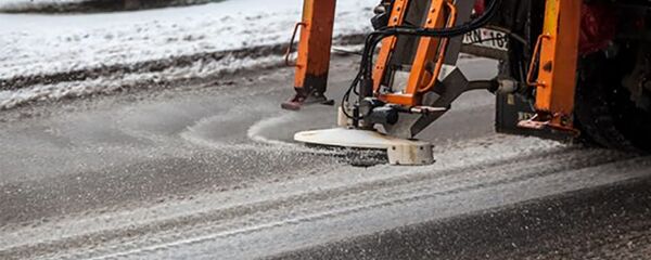 Машины посыпают соль на дороги Машины посыпают соль на дороги - Sputnik Lietuva