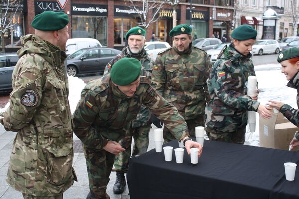 Добровольцы угощали зрителей горячим чаем - Sputnik Литва