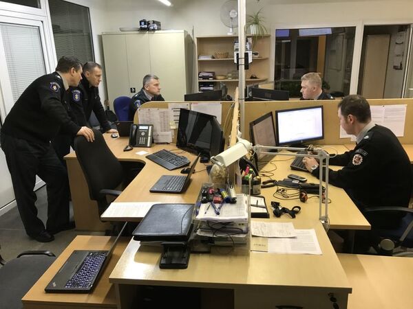 Сотрудники полиции за работой в офисе Сотрудники полиции за работой в офисе - Sputnik Lietuva