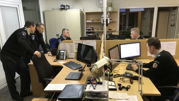 Сотрудники полиции за работой в офисе - Sputnik Литва