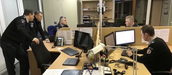 Сотрудники полиции за работой в офисе Сотрудники полиции за работой в офисе - Sputnik Литва