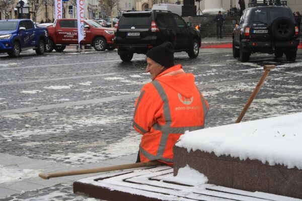 Коммунальщики вышли на расчистку улиц от снега - Sputnik Lietuva