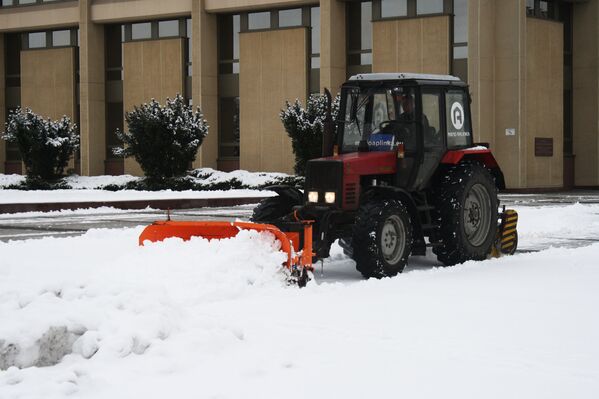 Трактор очищает от снега площадь возле Сейма Литвы - Sputnik Lietuva