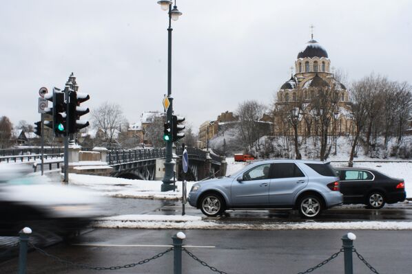 На скользкой дороге машины притормаживают перед перекрестком - Sputnik Lietuva