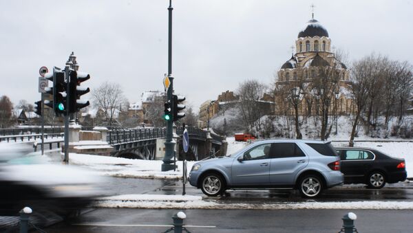 На скользкой дороге машины притормаживают перед перекрестком - Sputnik Литва