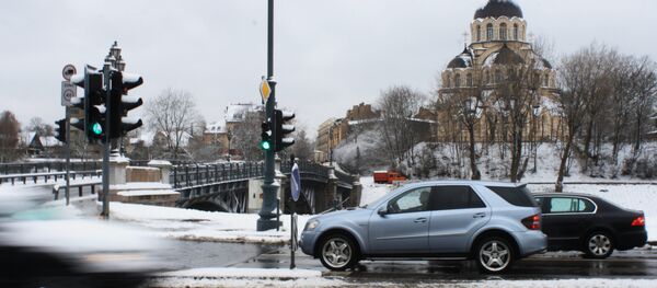 На скользкой дороге машины притормаживают перед перекрестком - Sputnik Литва