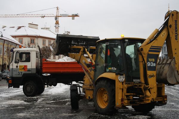 Погрузчик убирает снег с улиц города - Sputnik Литва