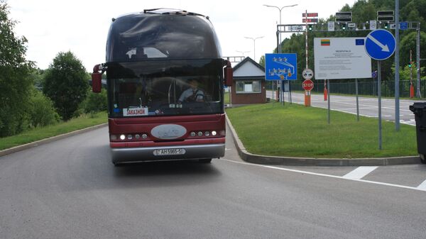 Автобус с белорусскими номерами на  КПП Мядининкай, архивное фото - Sputnik Литва