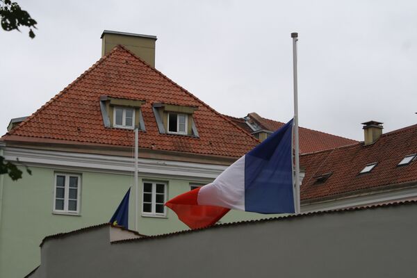 Приспущенный флаг у Посольства Франции после теракта в Ницце - Sputnik Литва