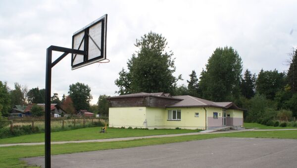 Баскетбольная площадка в Вильнюсе возле культурного центра цыганского табора  - Sputnik Lietuva